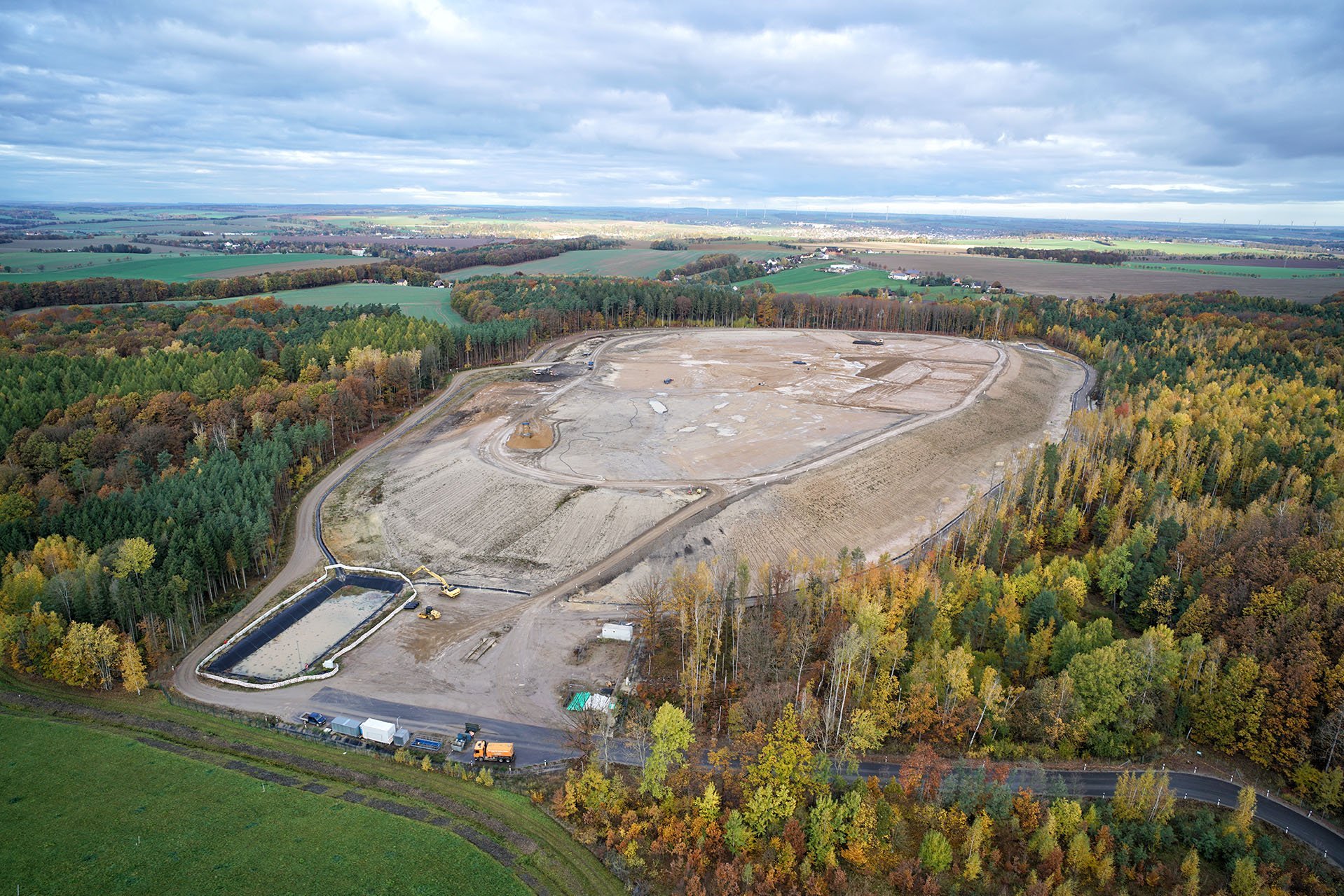 Luftbild der Anlage von Wald umgeben