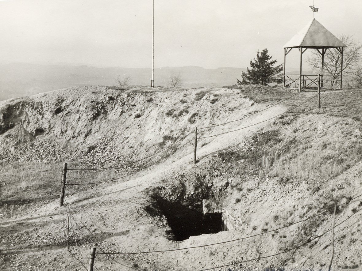 Schwarz/Weiß-Foto der unsanierten Halde, vorn sieht man den offenen Schacht