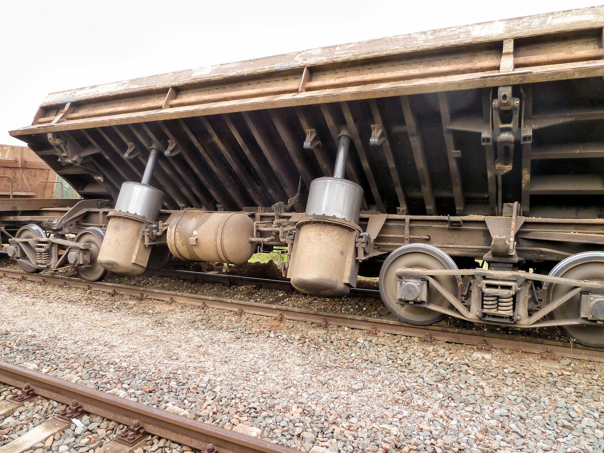 Ein Wagon mit abgekippter Ladefläche