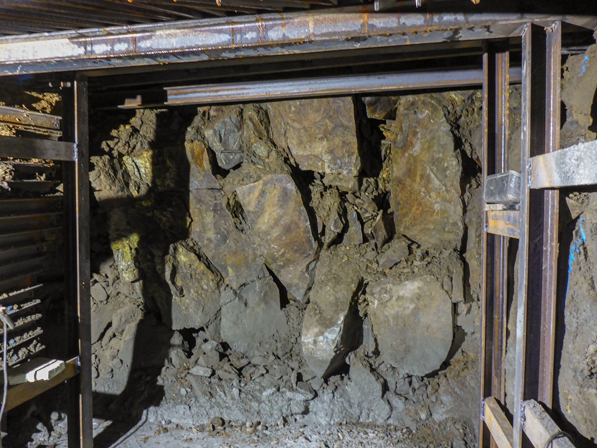 Durch Steine versperrte Strecke unter Tage