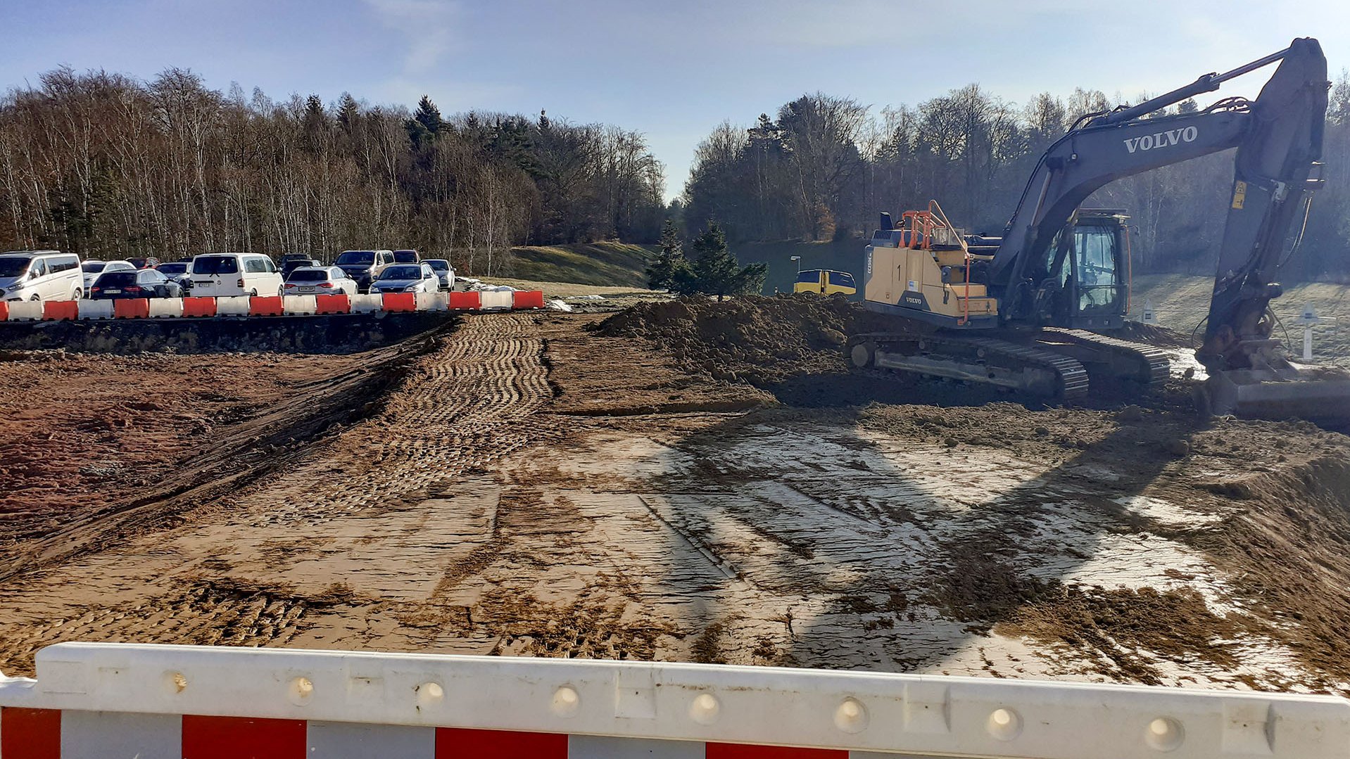 Ein Bagger bearbeitet eine Fläche