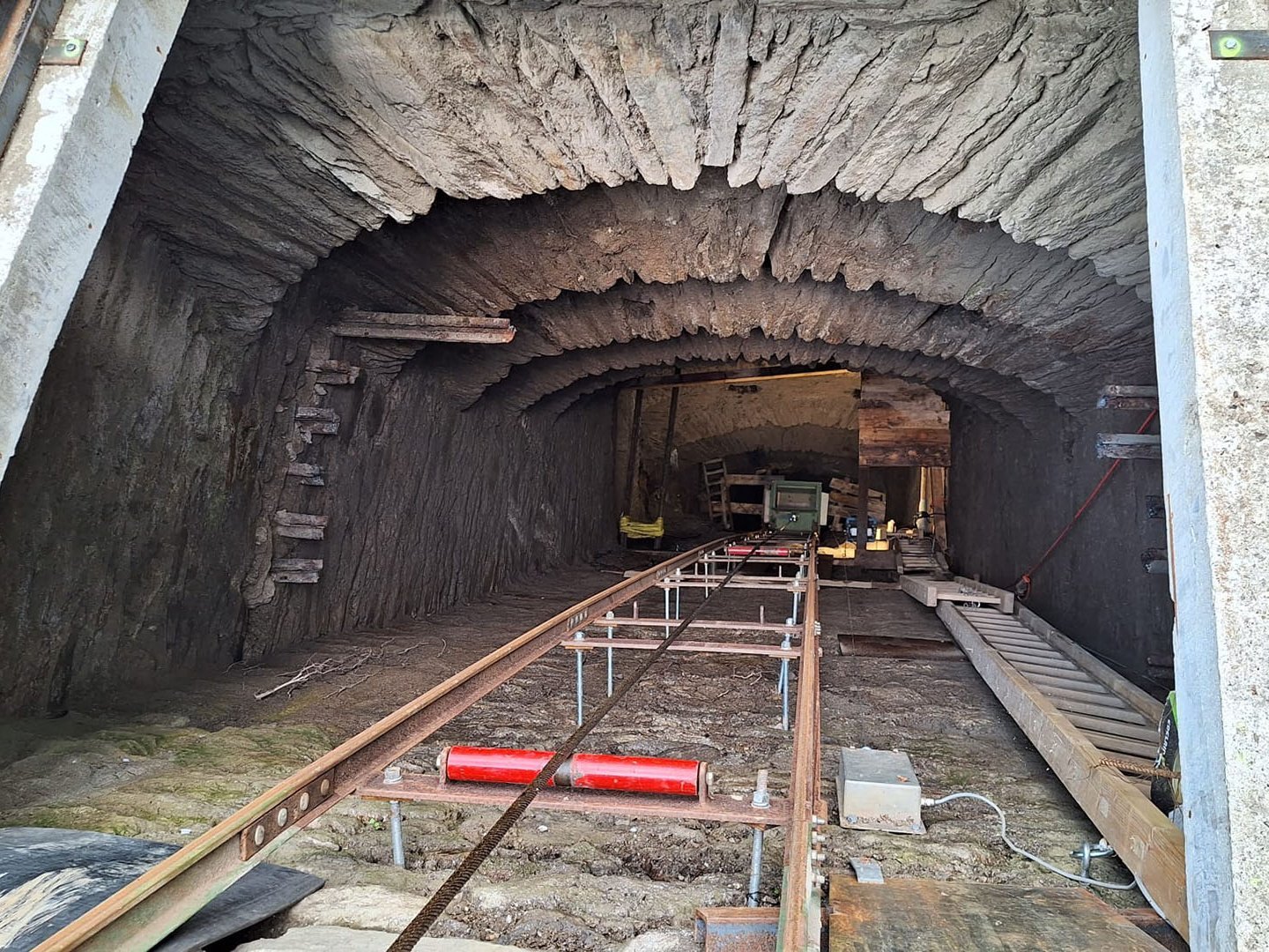 Blick in den Schacht mit der historischen Gewölbemauerung