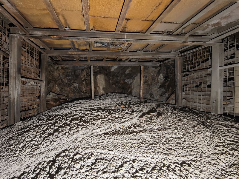 Beton füllt unter Tage eine Strecke halb aus