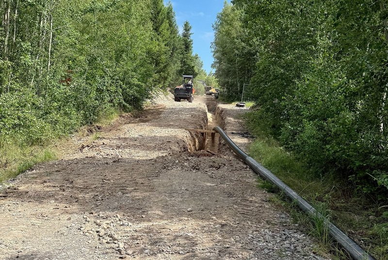Eine Rohrleitung liegt teilweise im und neben einem Graben