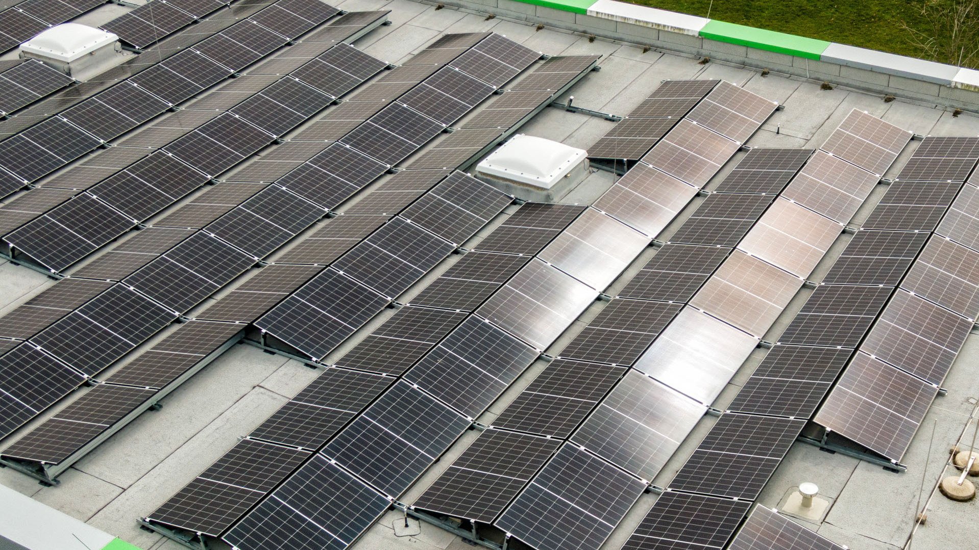 Luftbild. Blick auf ein Flachdach mit Solarmodulen