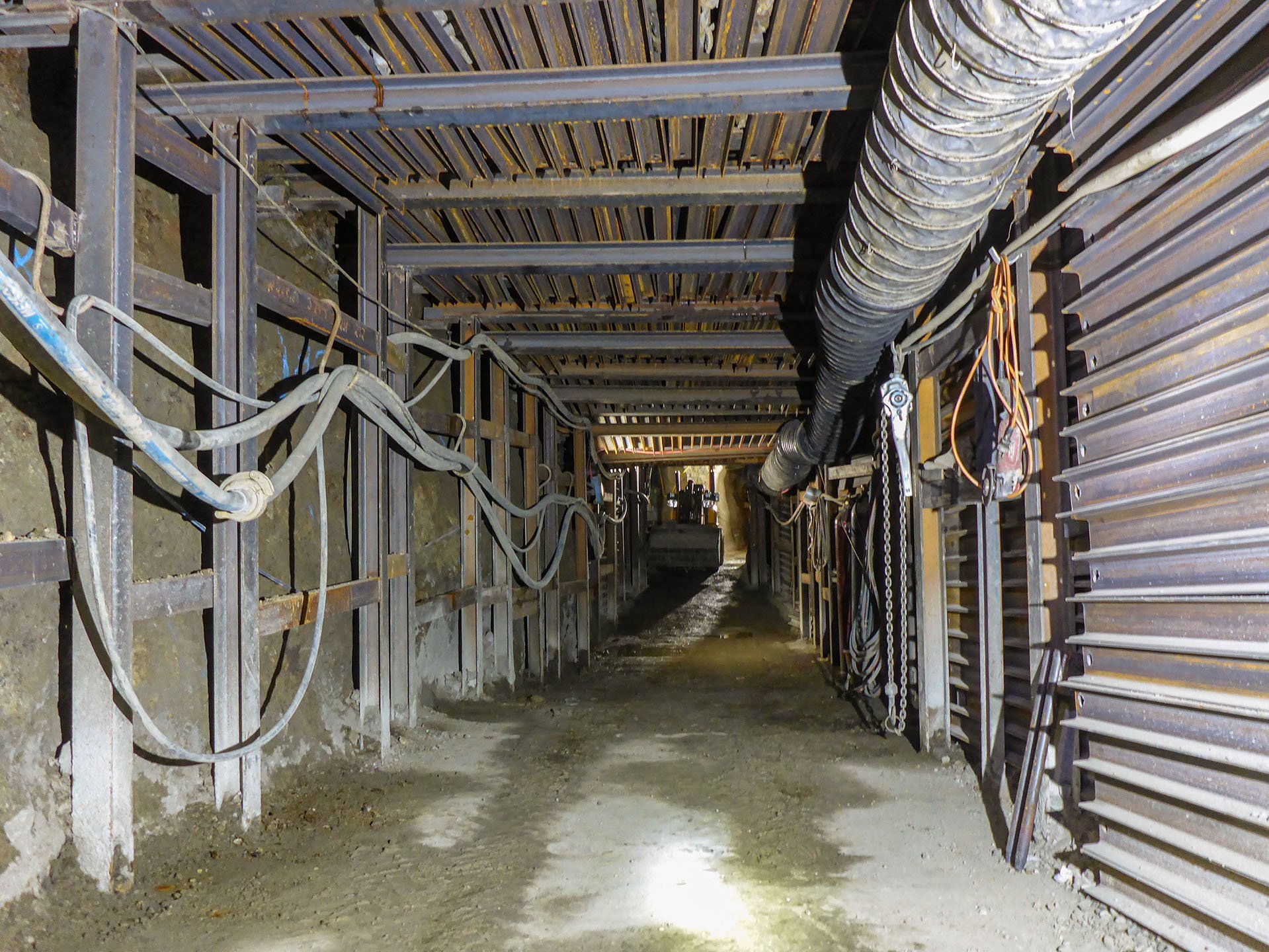 Eine Strecke unter Tage mit masivem Ausbau mit Stahlträgern