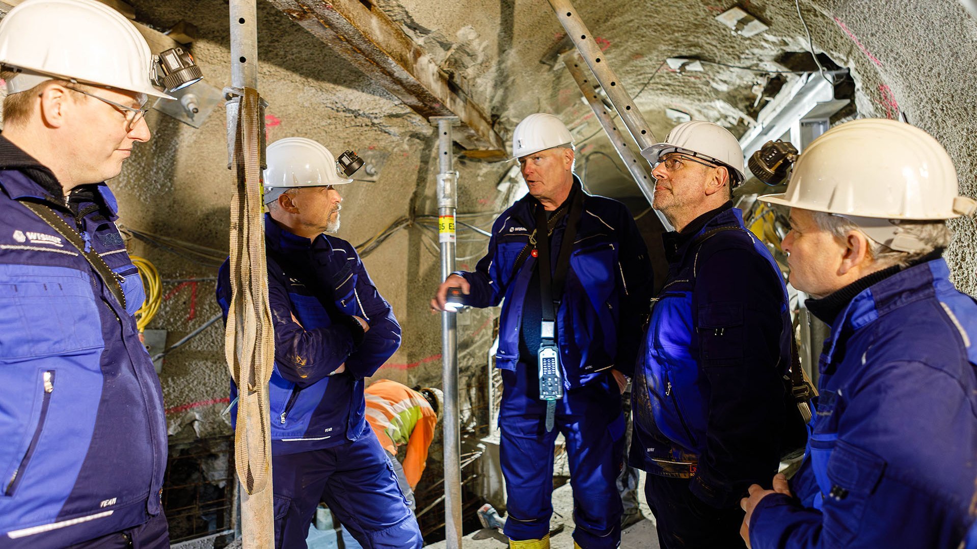 Die Gruppe in einem kelleratigen Gewölbe