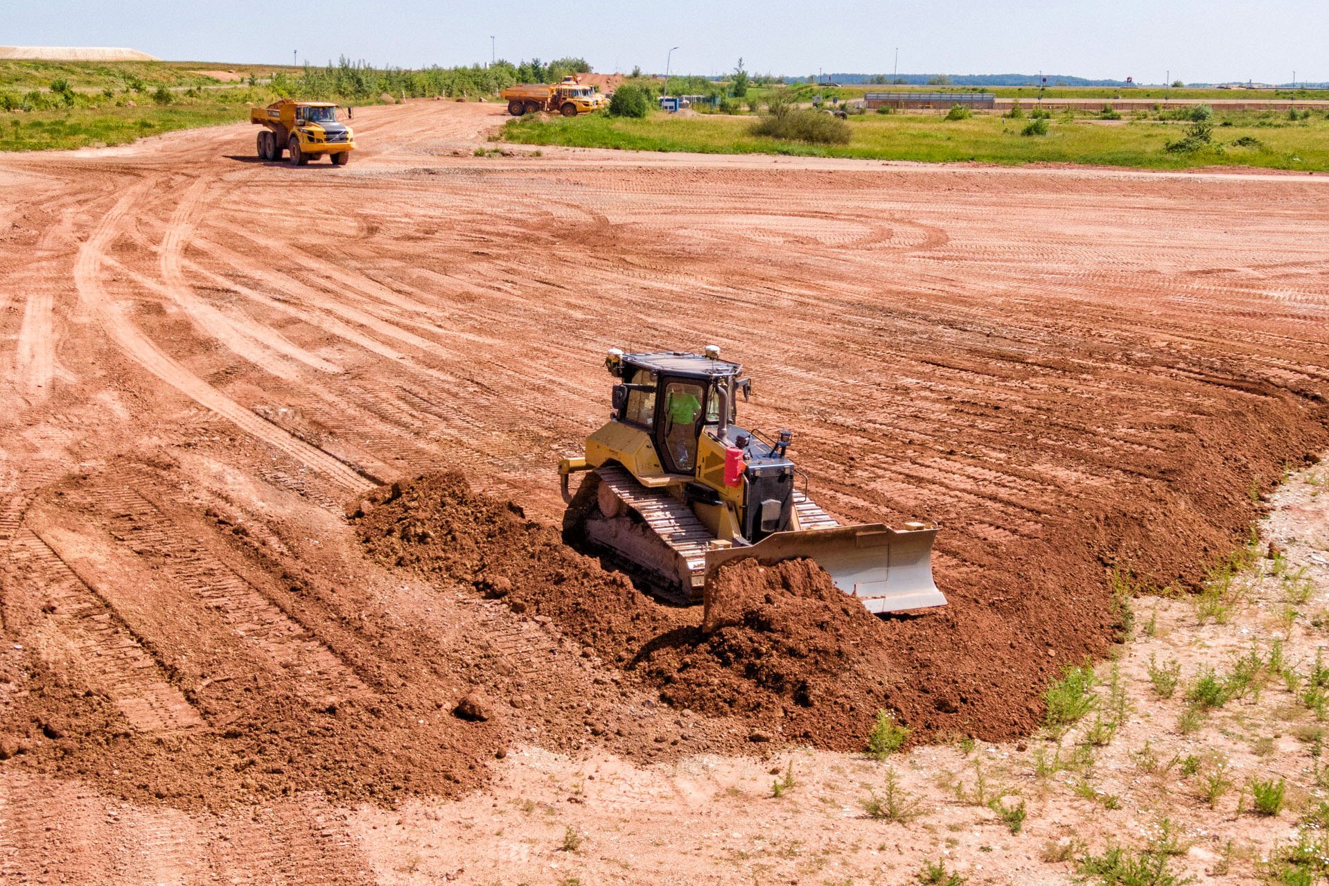 Luftbild mit Dumper und einer Planierraupe