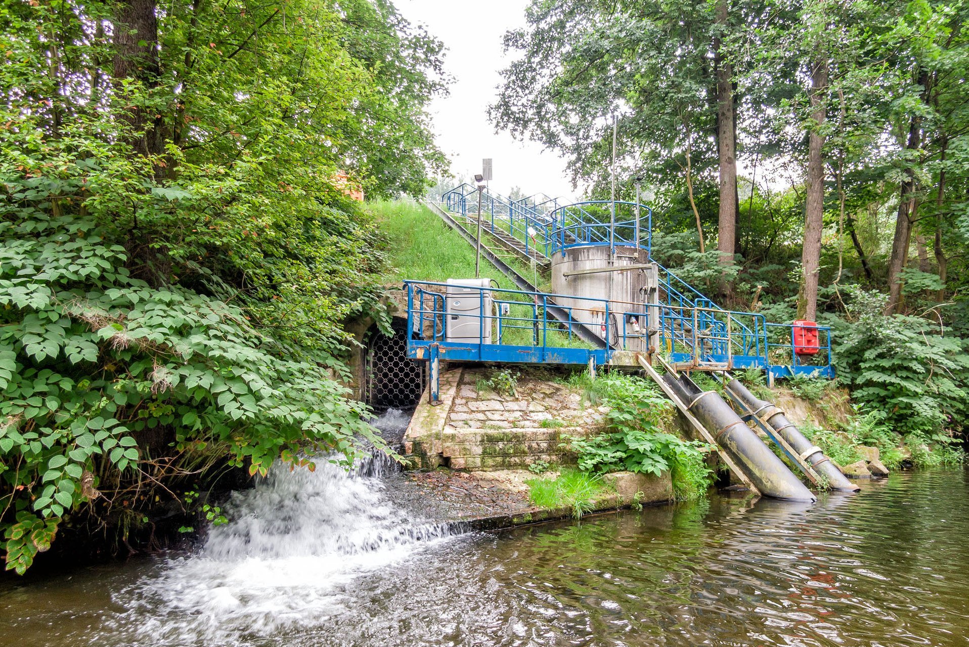 Blick vom Fluss zu der Technik an der Uferböschung