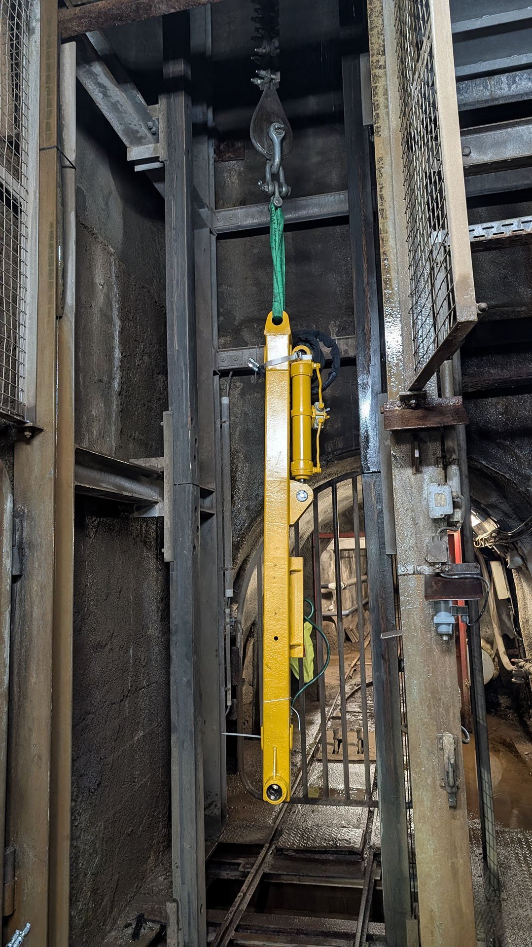 Ein Arm des Bohrwagens hängt im Schacht
