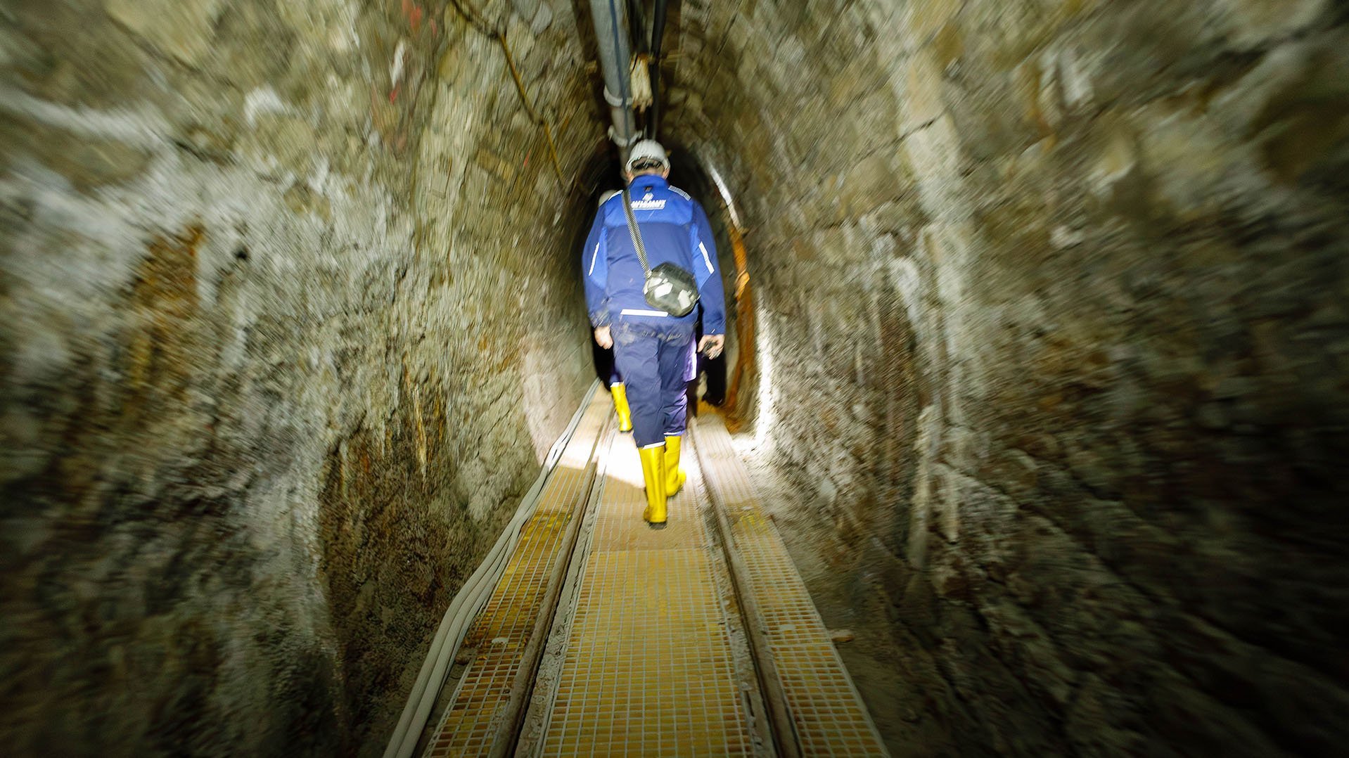 Ein Bergmann in einer engen Strecke