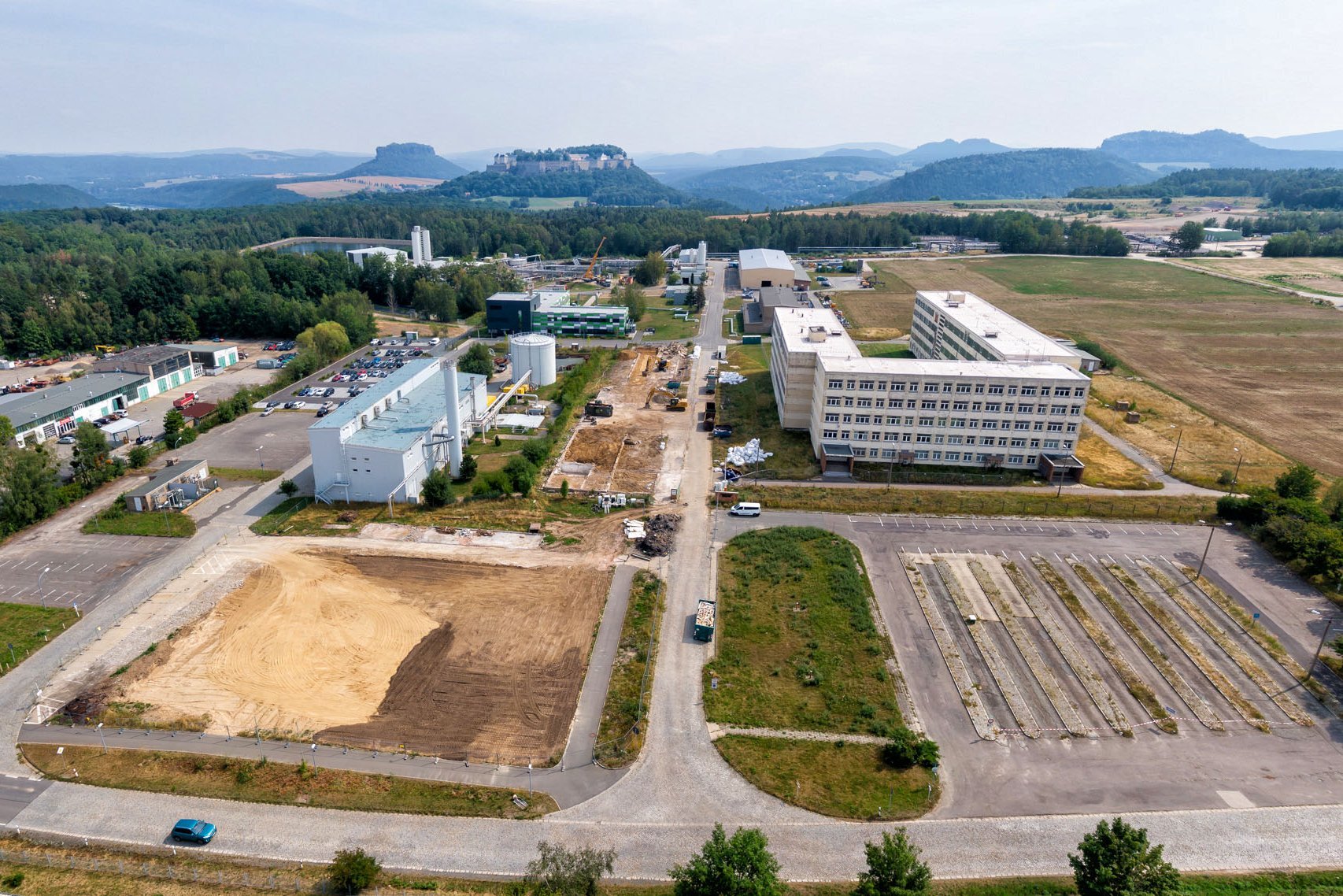 Berteibsfläche mit Gebäuden und zurückgebauten Flächen