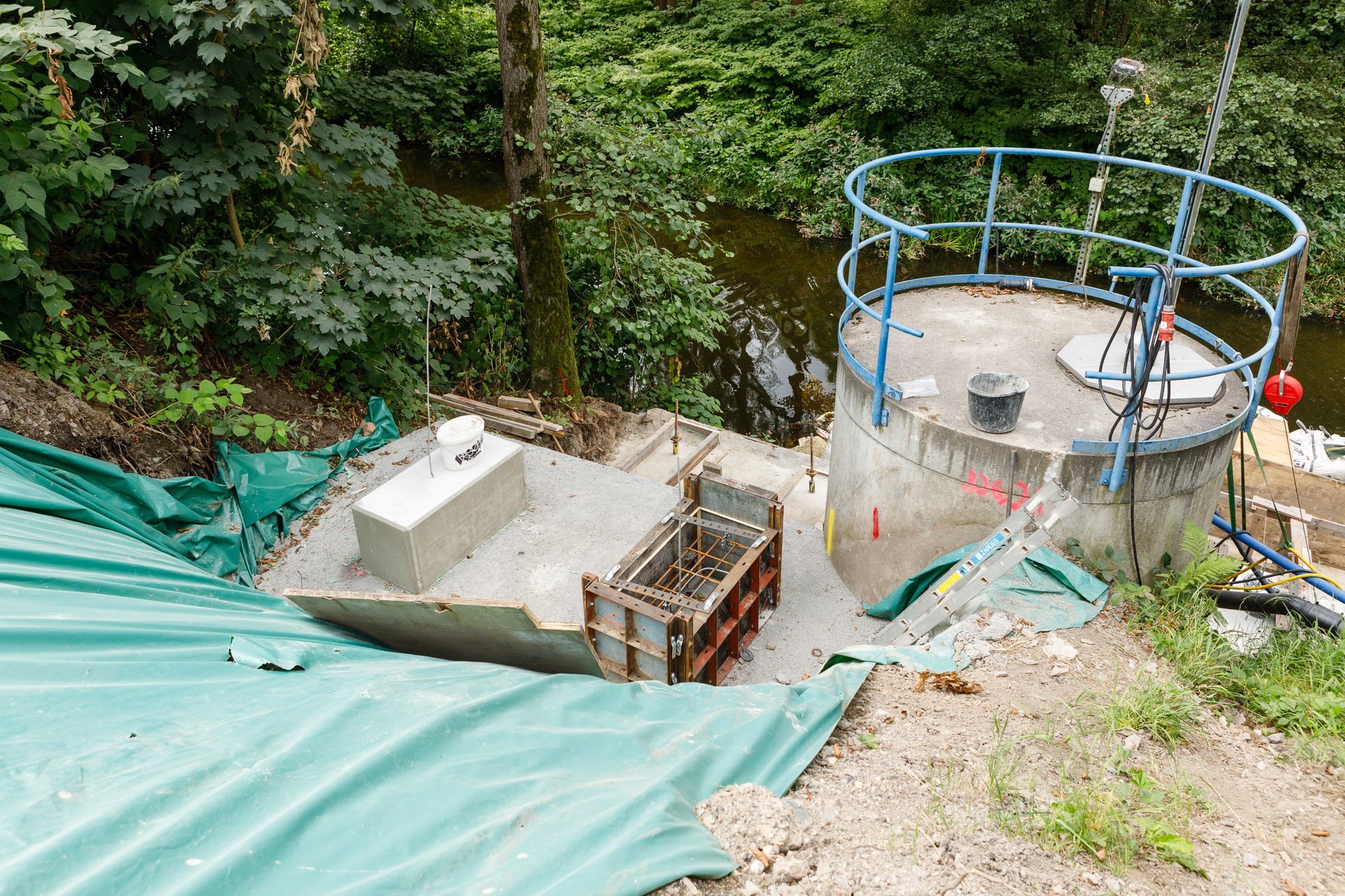 Die Uferböschung wird gesichert