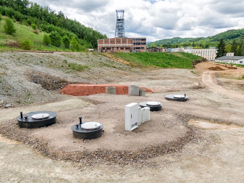 Links die Böschung der Halde, davor Einrichtungen der Sickerwasserleitung und hinten der Schacht 371