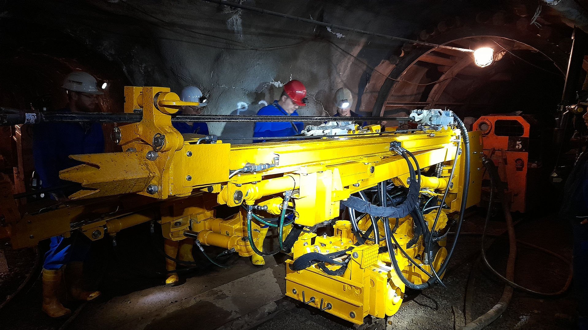 Der zusammengebaute Bohrwagen unter Tage