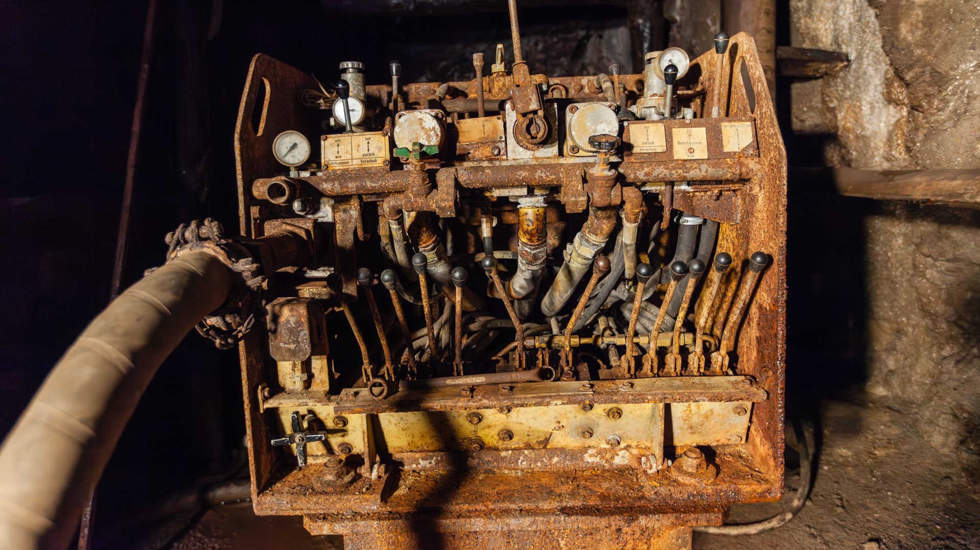 Bedienseite des Bohrwagens mit starker Korrosion