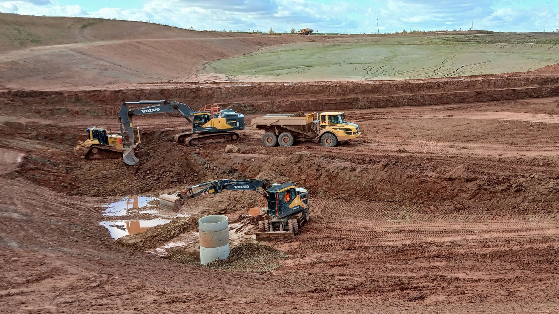 Bagger, Planierraupe und Dumper bewegen Erdstoffe