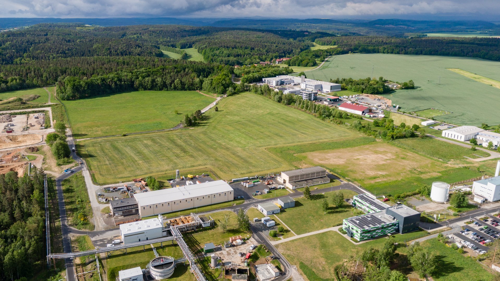 Luftbild mit Gebäuden und Grünflächen