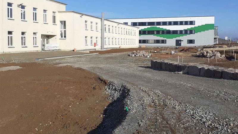 Alt- und Neubau mir dem Vorplatz