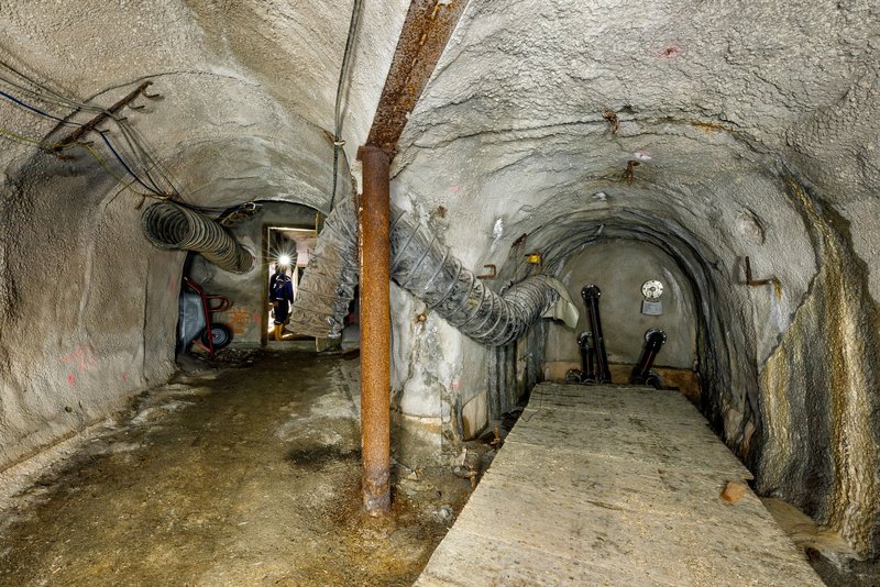 Zwei mit Spritzbeton ausgebaute Strecken treffen aufeinander
