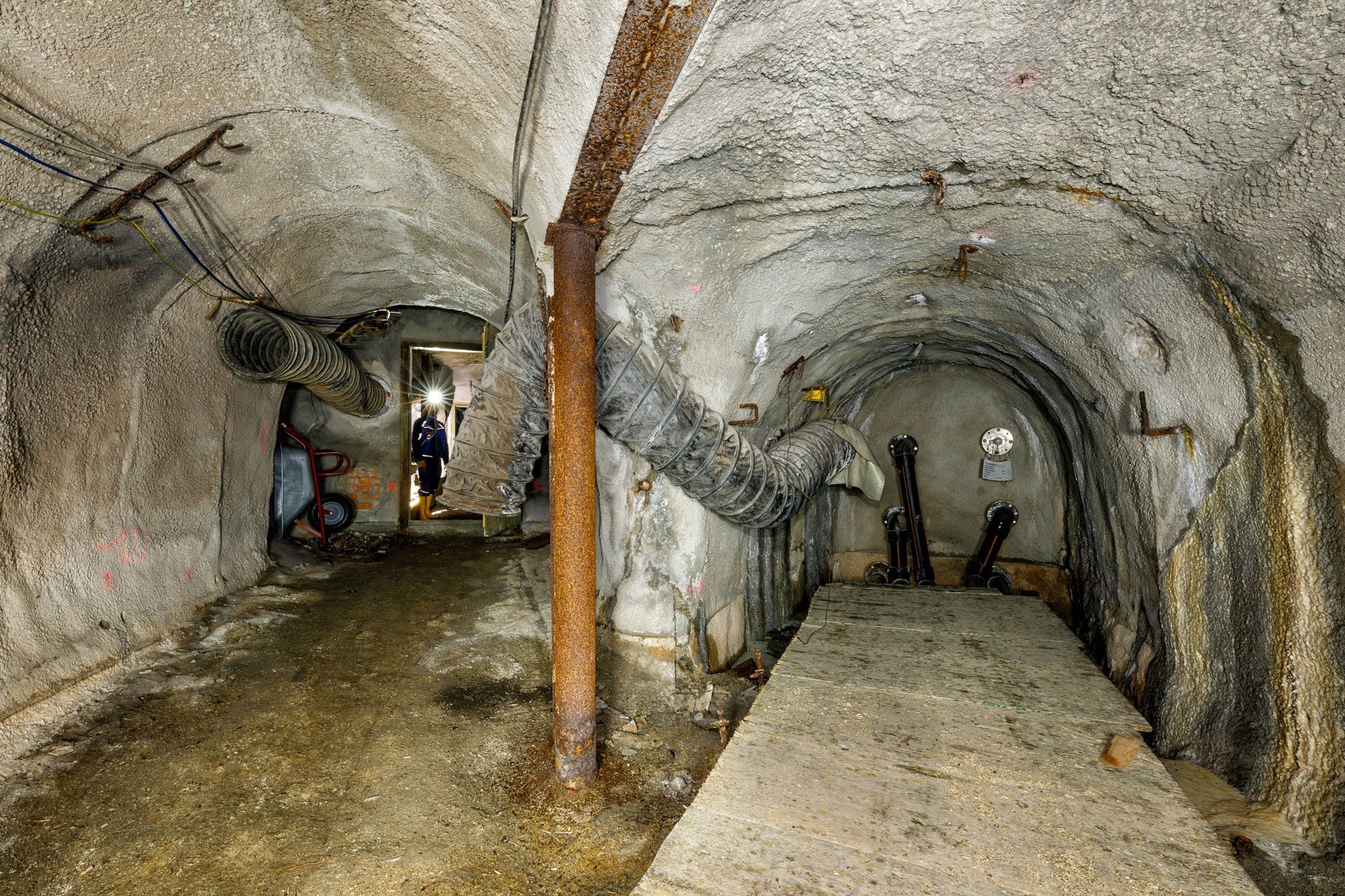 Zwei mit Spritzbeton ausgebaute Strecken treffen aufeinander