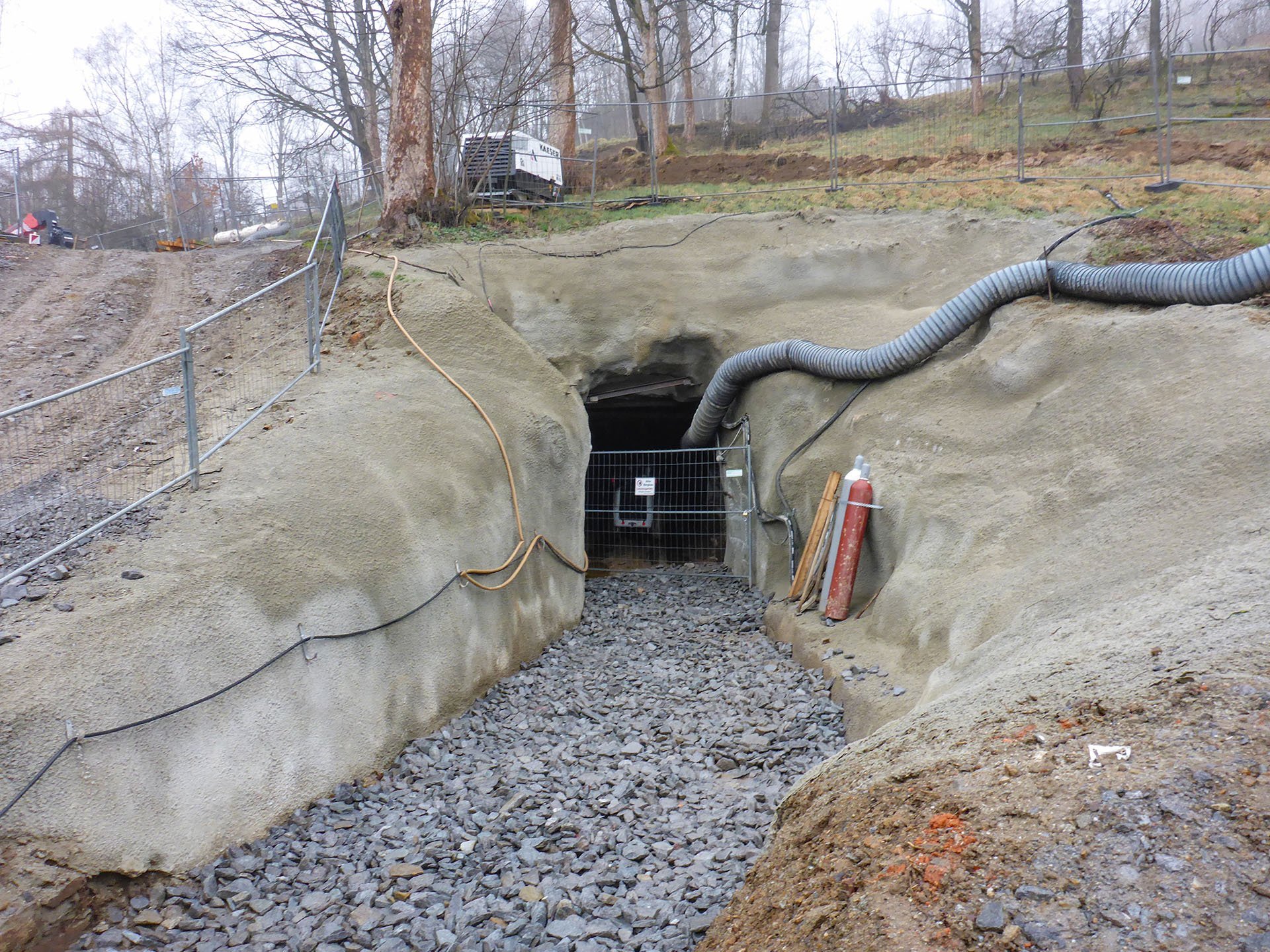 Ein Stolleneingang mit Beton gesichert