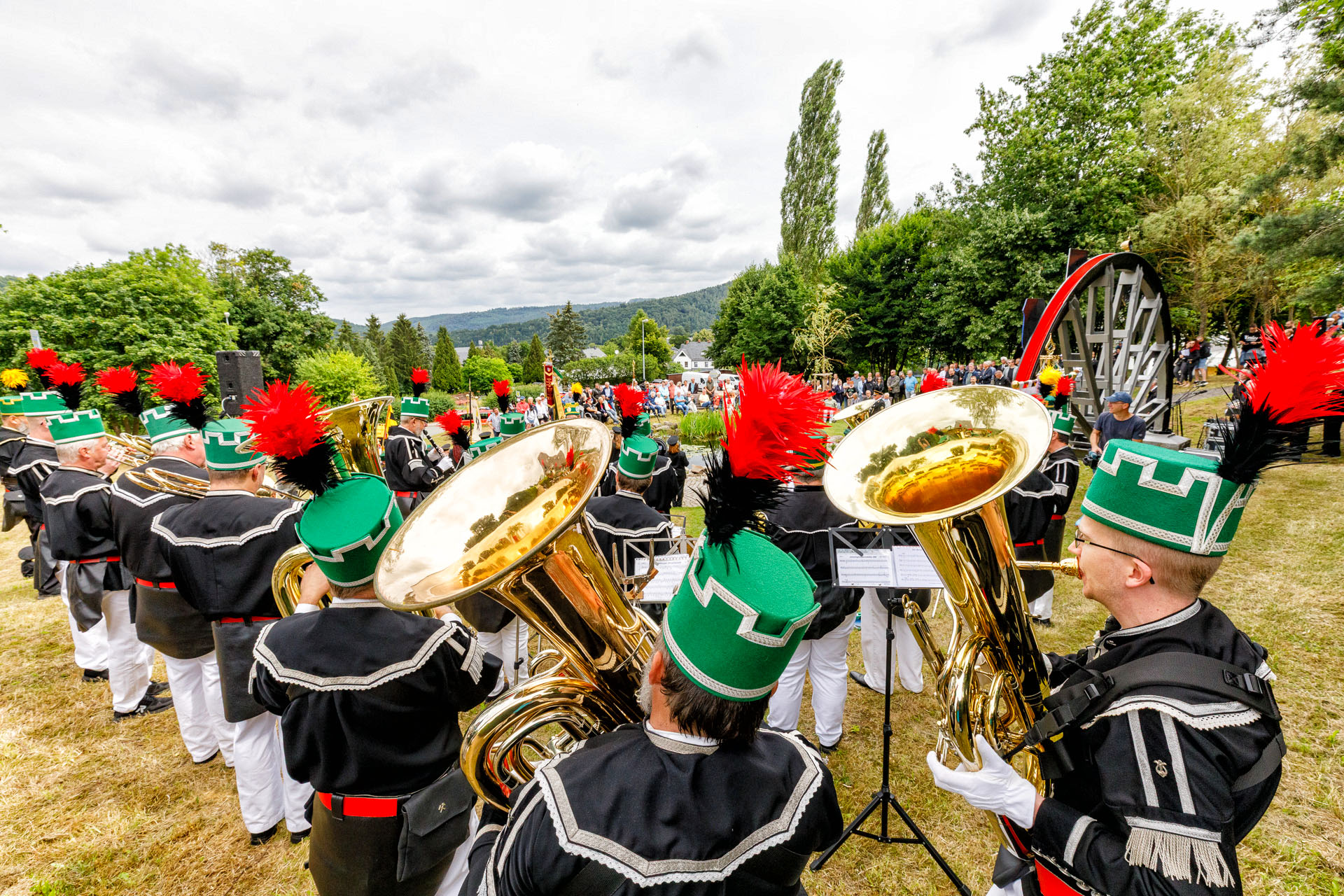 Ein Blasorchester im bunten Habit